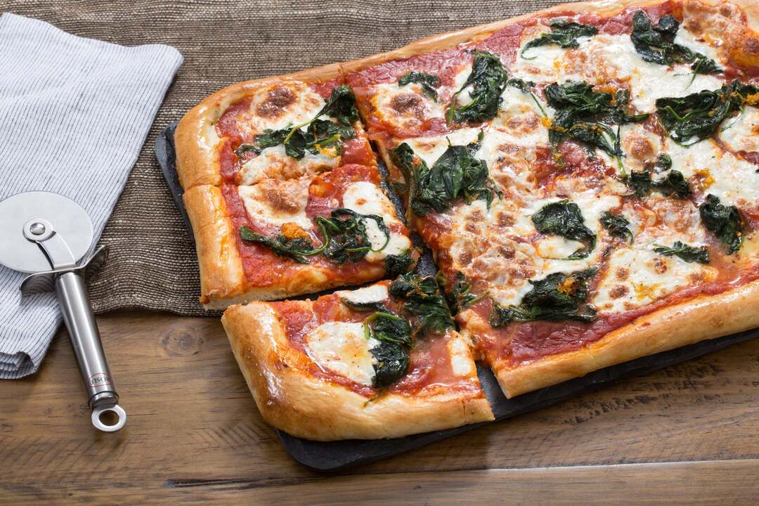 Spinach & Fresh Mozzarella Pizza