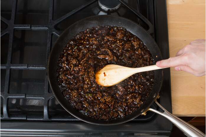 recipe-step-image-Make the sauce & add the beef: