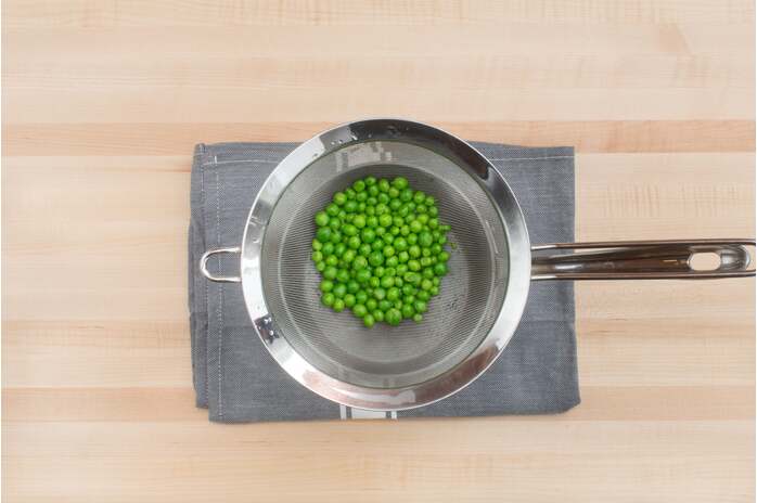 recipe-step-image-Blanch the peas: