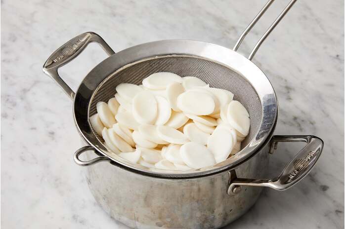 recipe-step-image-Cook the rice cakes