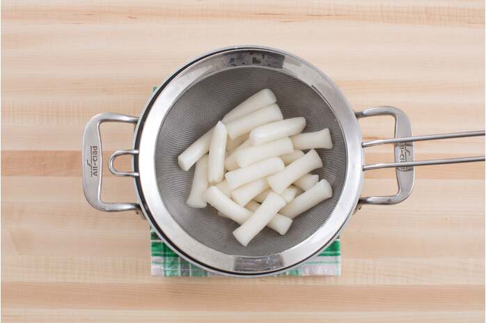recipe-step-image-Cook the rice cakes: