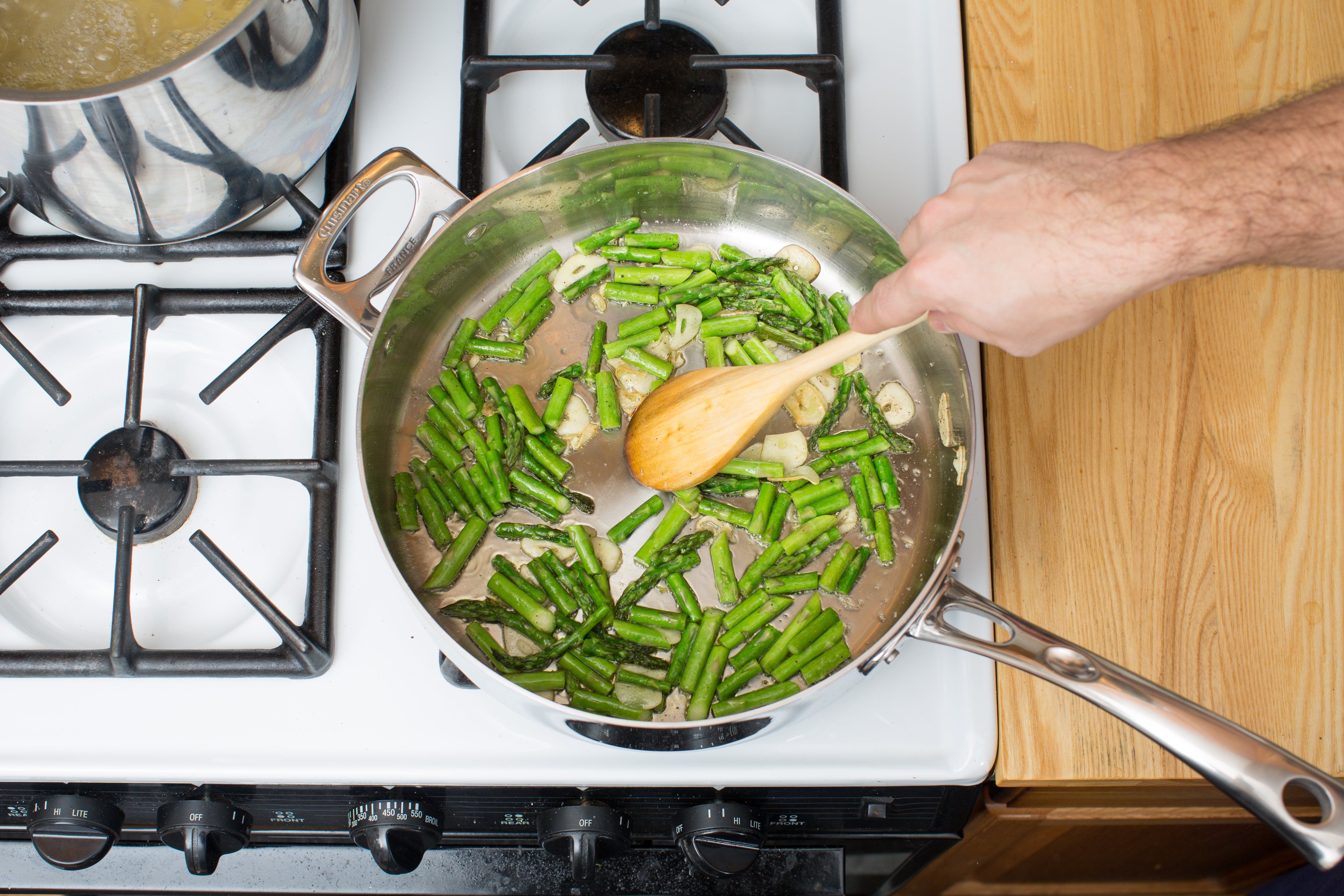 recipe-step-image-Cook the asparagus:}