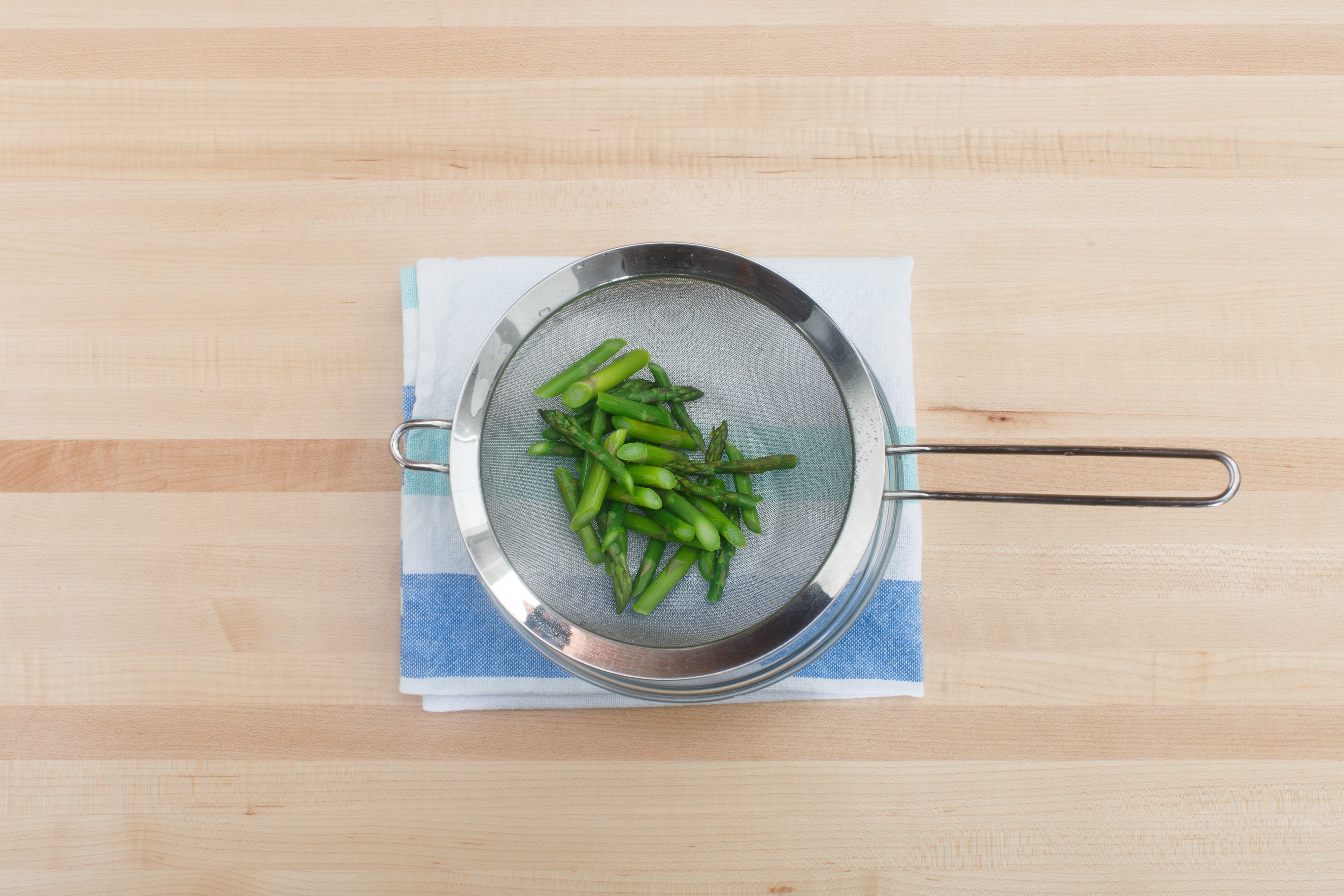 recipe-step-image-Blanch the asparagus:}