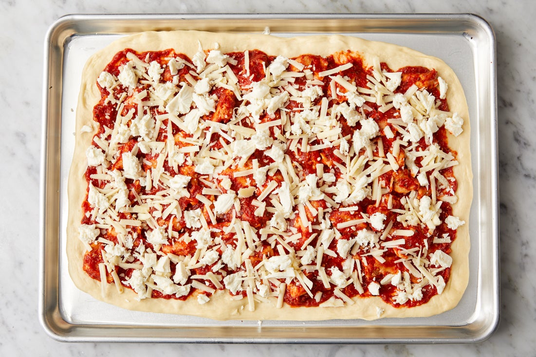 recipe-step-image-Assemble the pizza:}