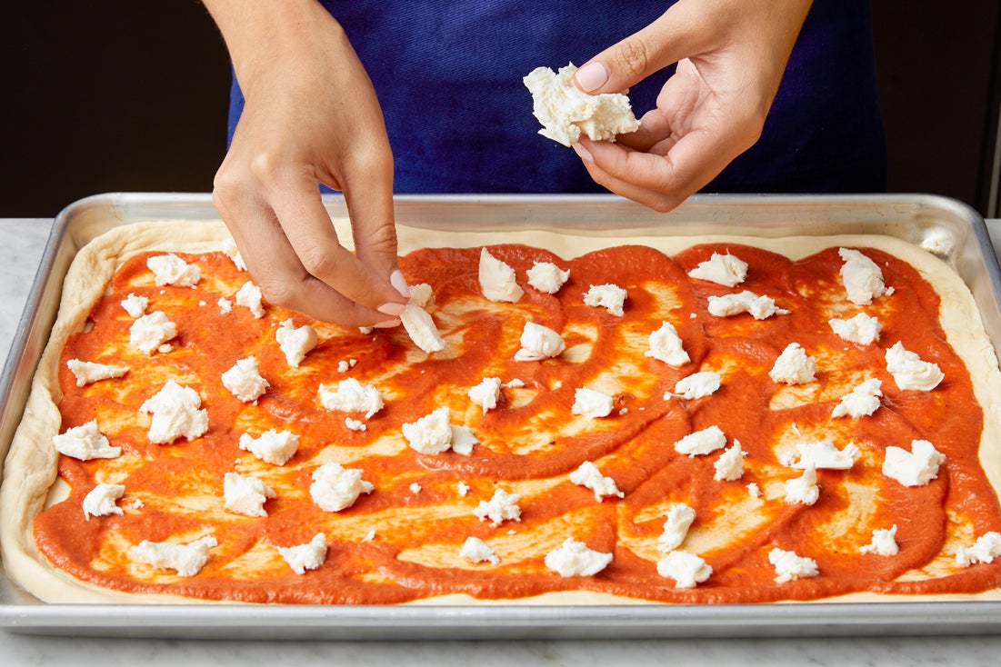 recipe-step-image-Assemble the pizza:}