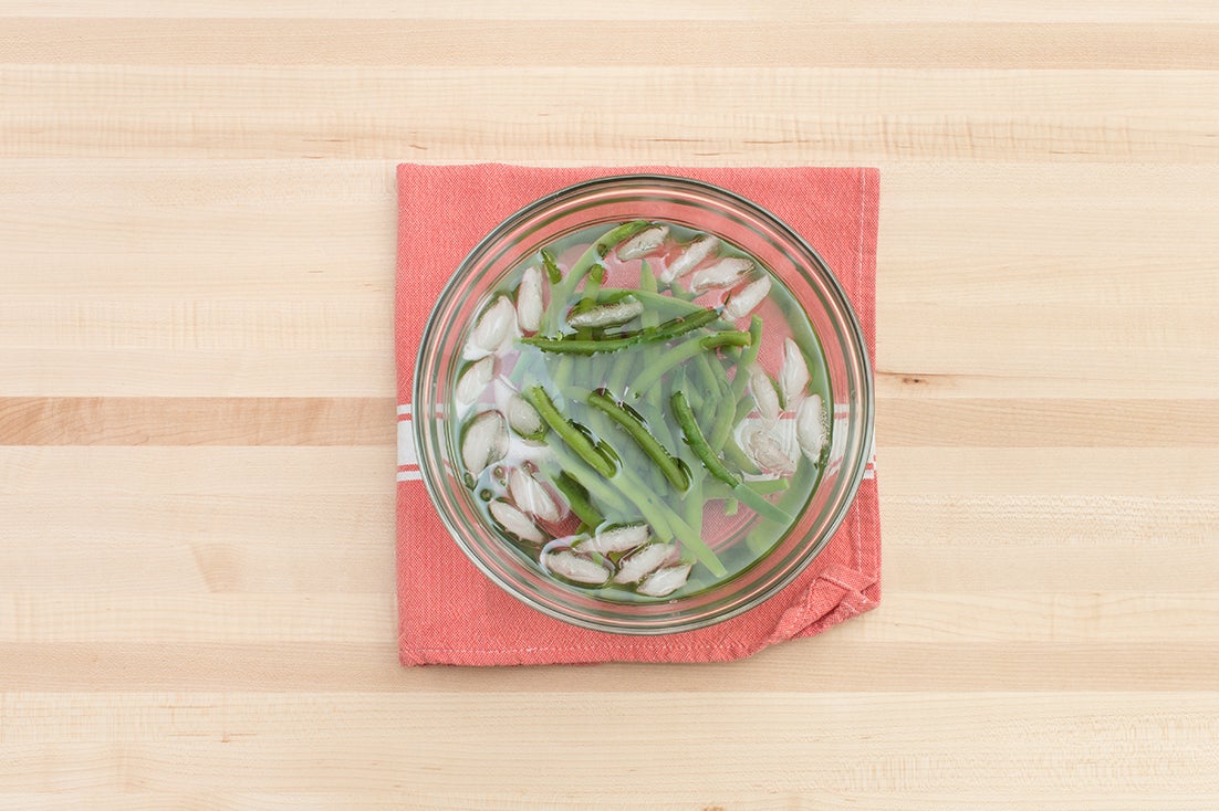 recipe-step-image-Blanch the green beans:}