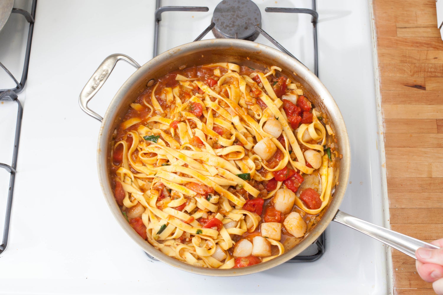 recipe-step-image-Add the pasta & scallops to the sauce:}