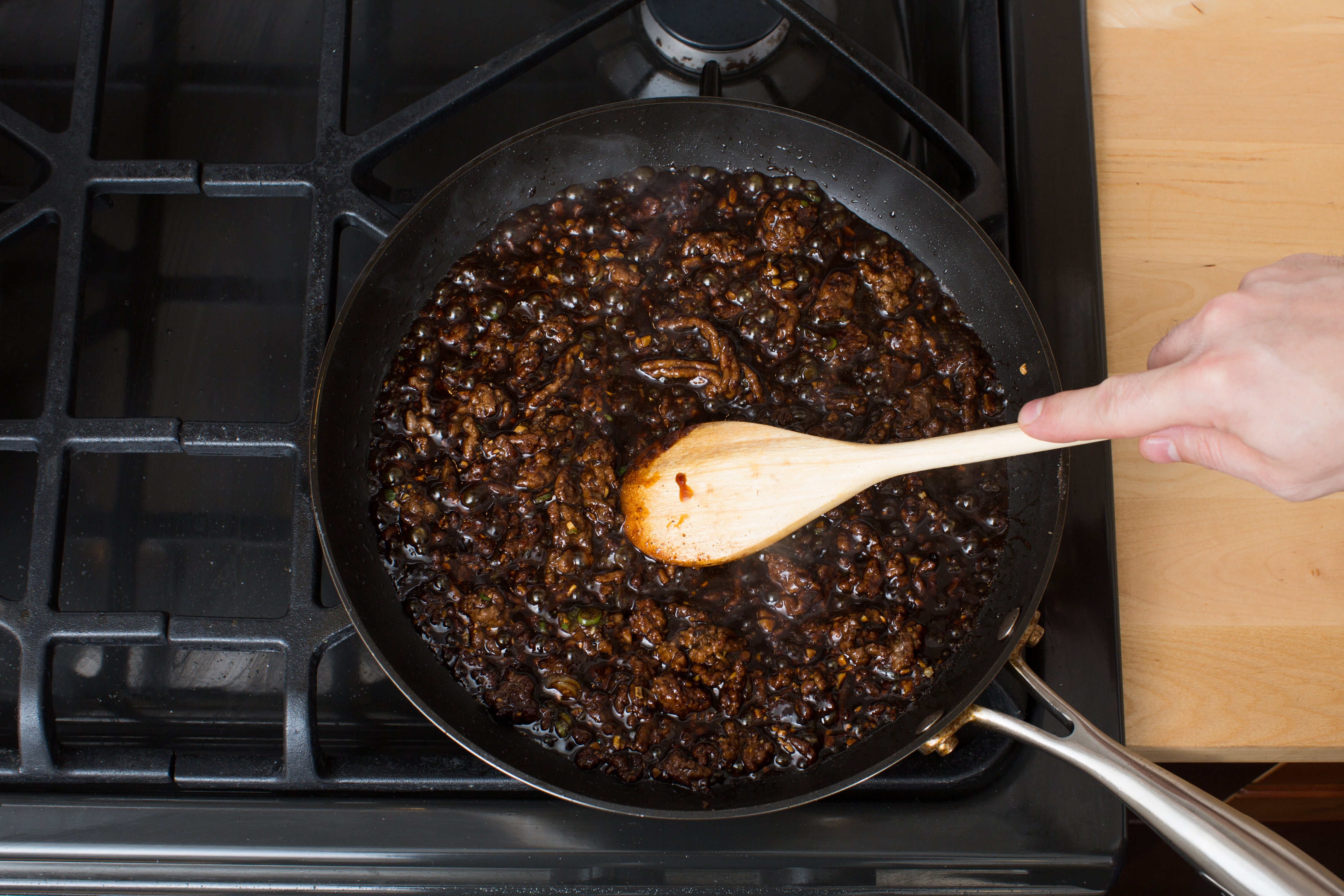 recipe-step-image-Make the sauce & add the beef:}