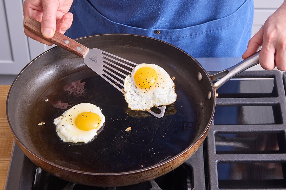 recipe-step-image-Fry the eggs}
