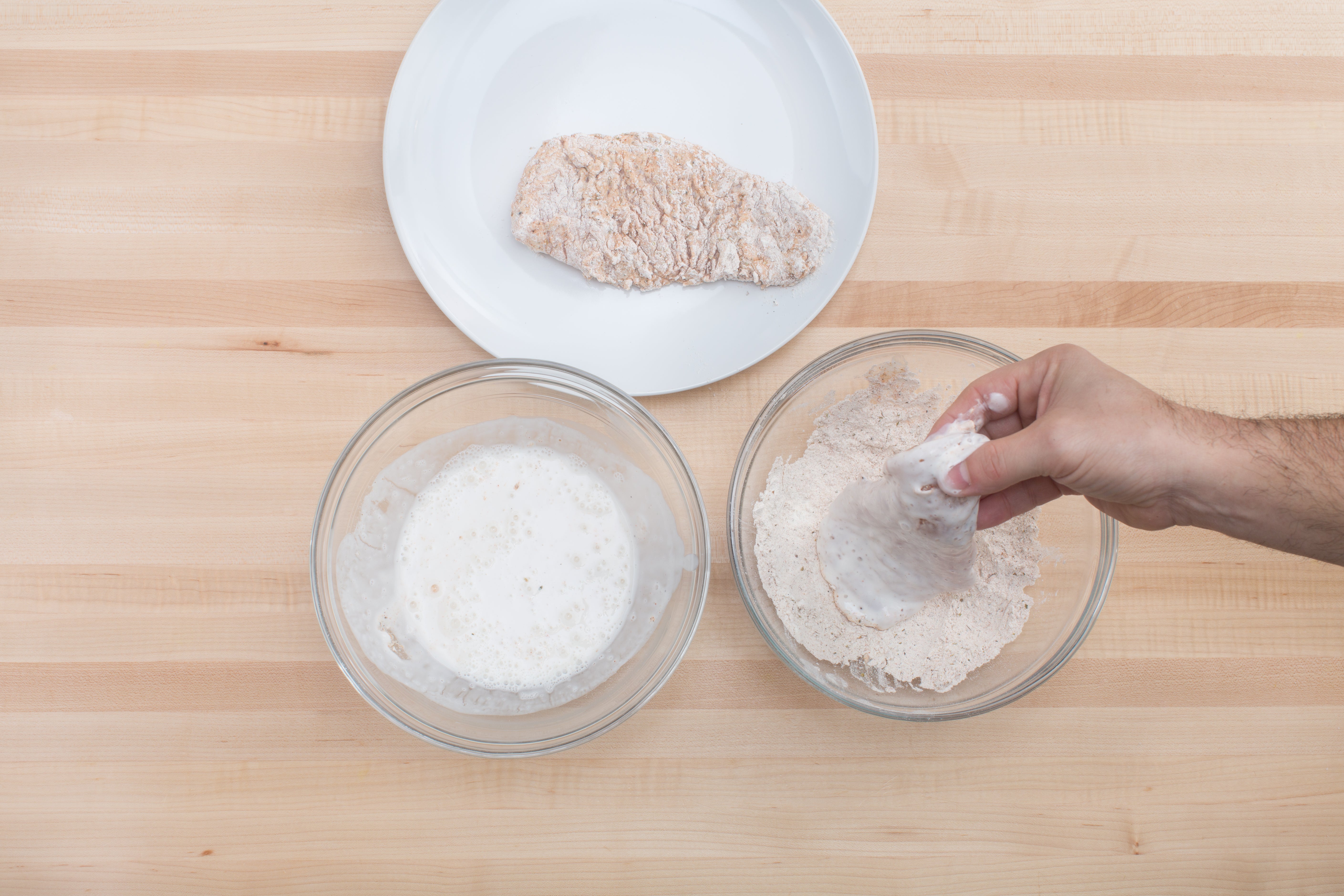 recipe-step-image-Coat the chicken:}