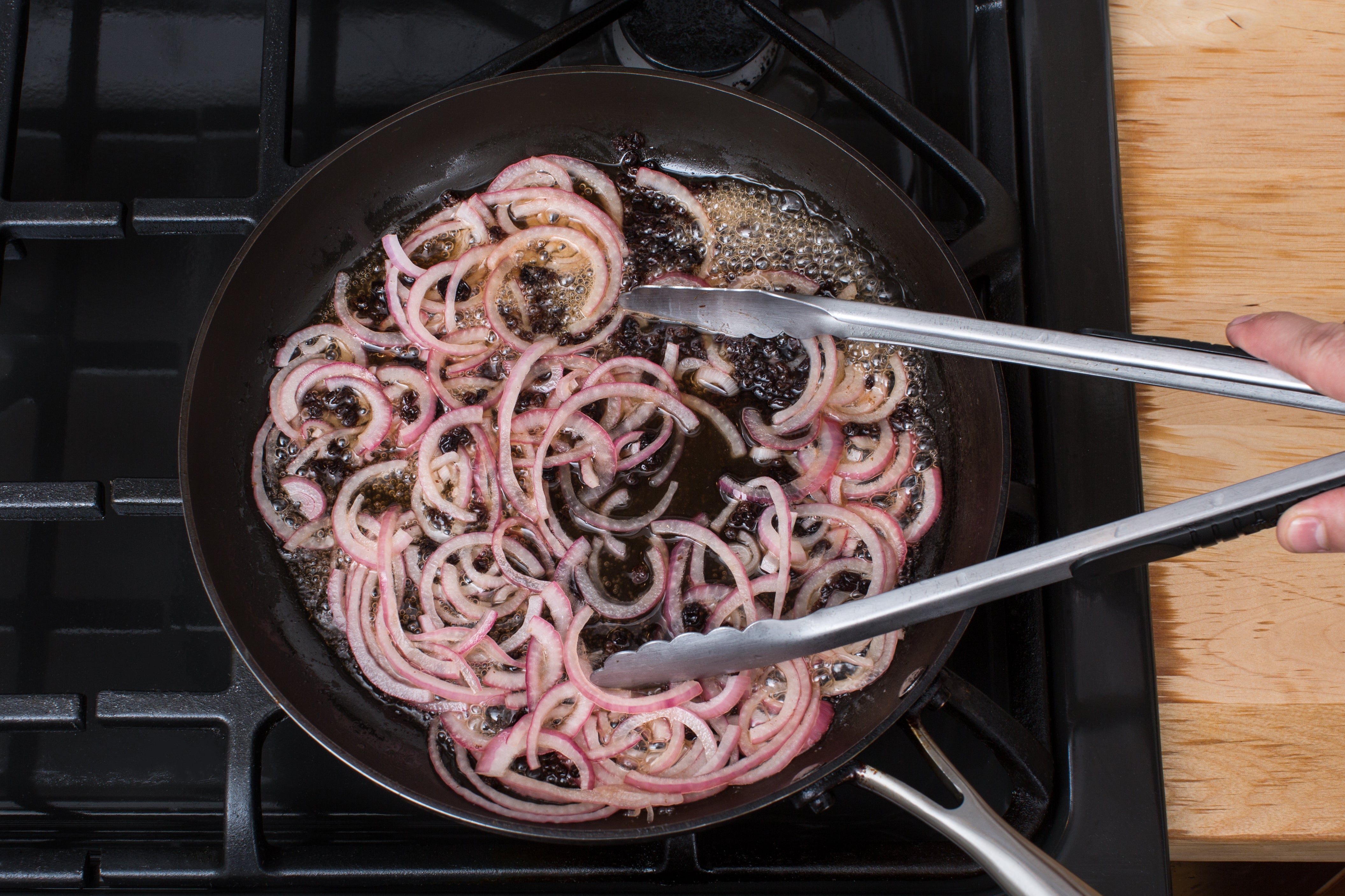 recipe-step-image-Pickle the onion & currants:}