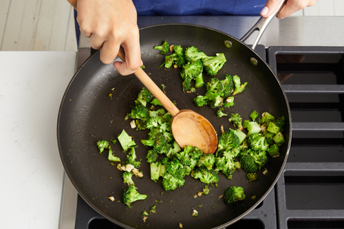 recipe-step-image-Cook the broccoli}