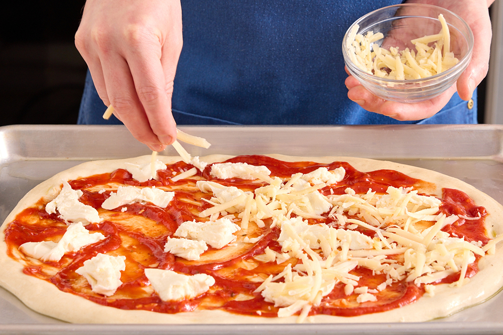 recipe-step-image-Assemble the pizza }