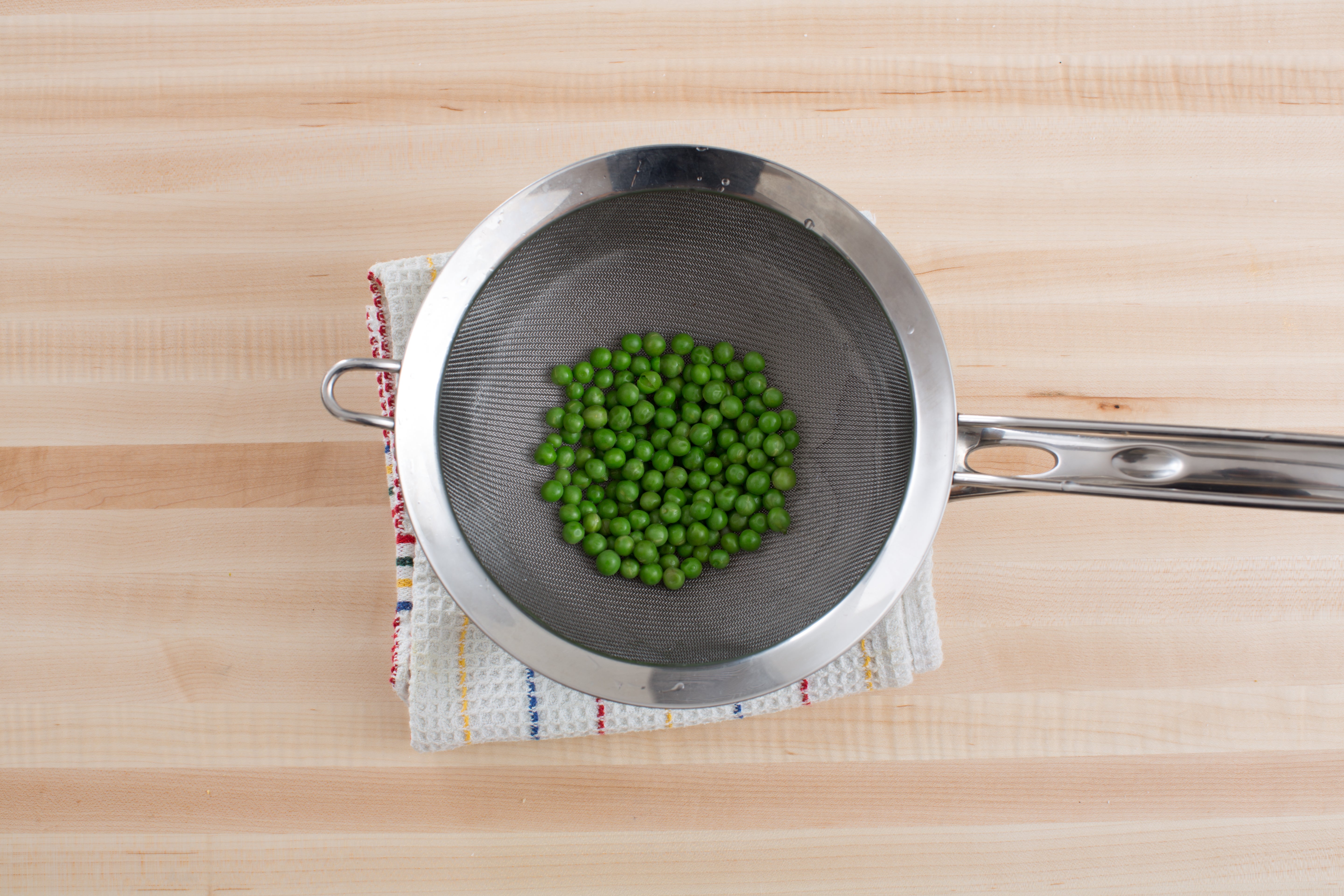 recipe-step-image-Blanch the peas:}