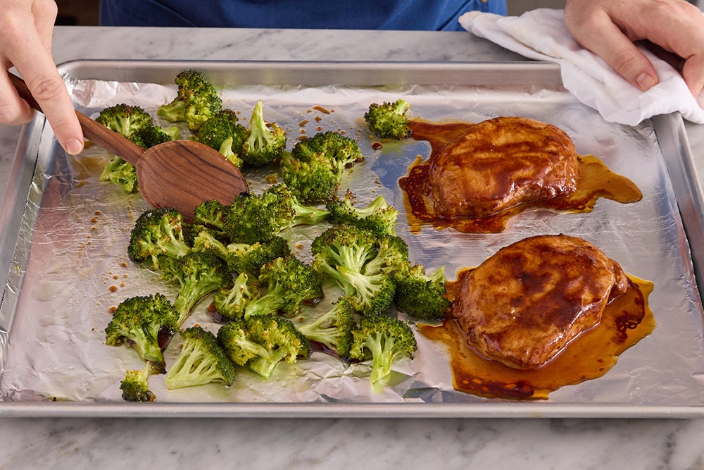 recipe-step-image-Roast the pork & broccoli}