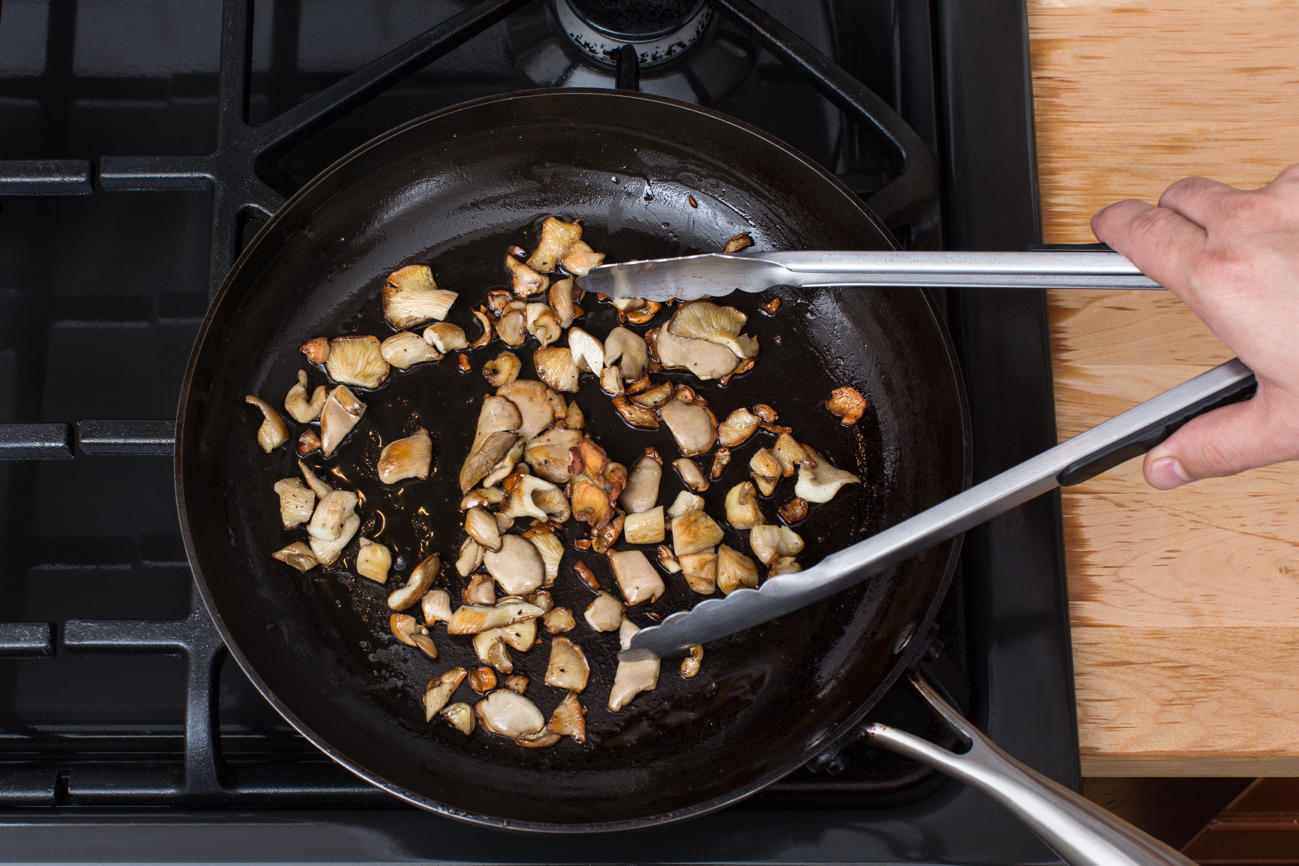 recipe-step-image-Cook the mushrooms:}
