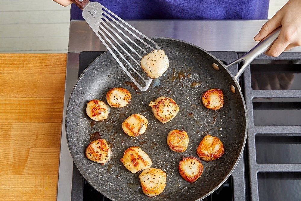 recipe-step-image-Cook the scallops}
