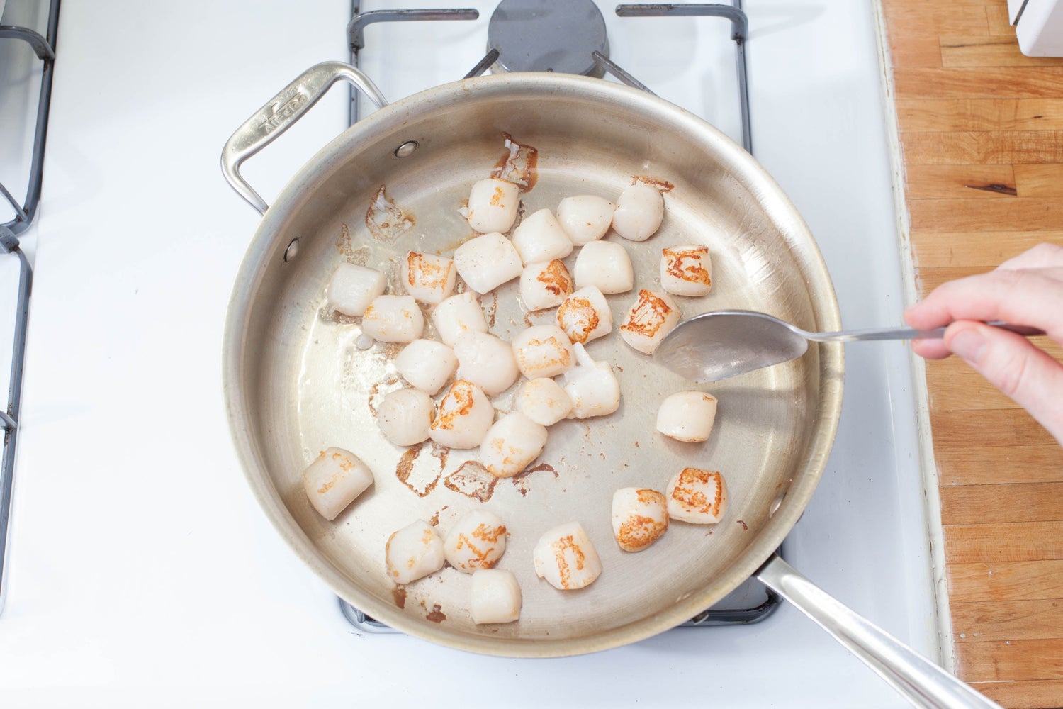 recipe-step-image-Sear the scallops:}