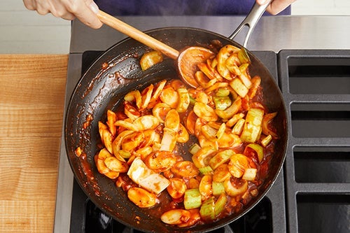 recipe-step-image-Cook the sauce & rice cakes: }