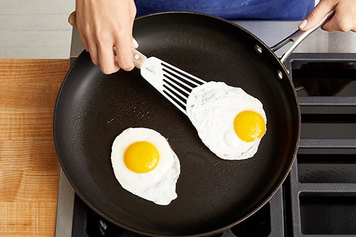 recipe-step-image-Fry the eggs}