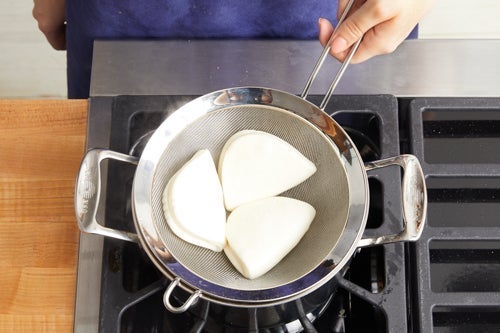 recipe-step-image-Steam the buns}