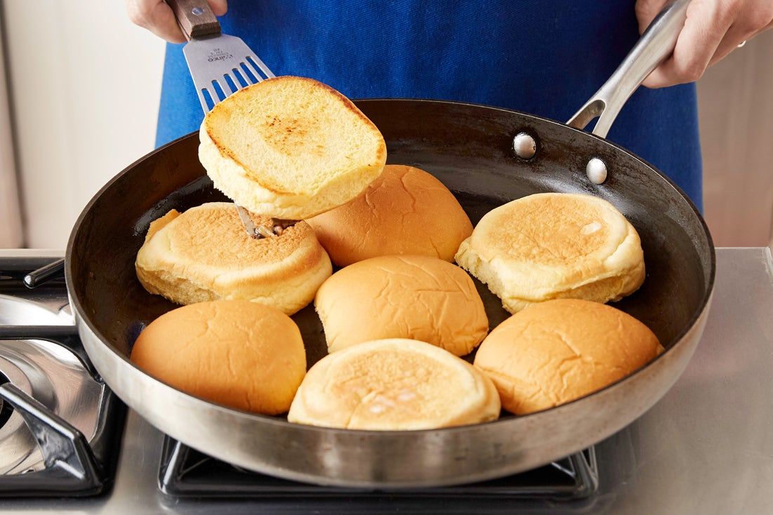 recipe-step-image-Toast the buns:}