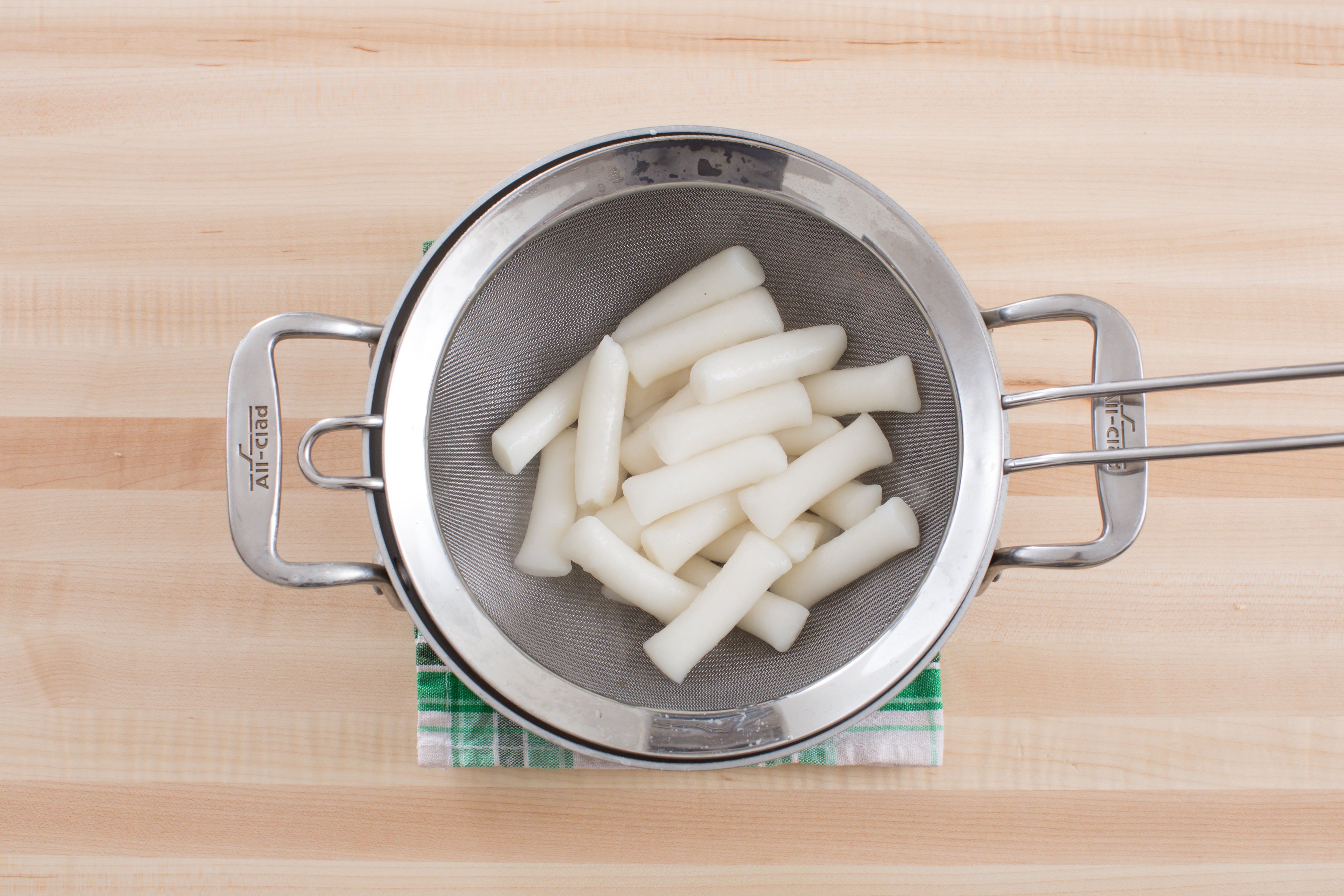 recipe-step-image-Cook the rice cakes:}